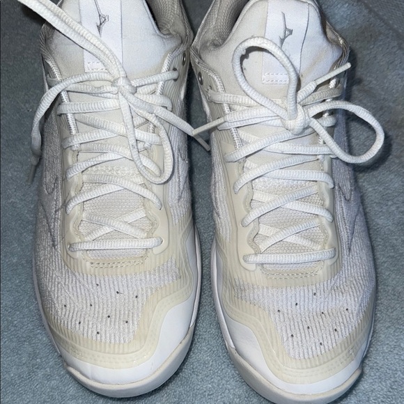 Mizuno White Athletic Shoes with Mesh Upper and Padded Collar - Picture 3 of 6
